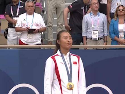 站上巅峰领奖台，网友盛赞这枚金牌是本届赛事最具分量的荣耀！郑钦文！