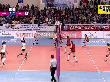 面对挑衅，朱婷一记霸气扣球点燃全场，队友反应瞬间抢镜！