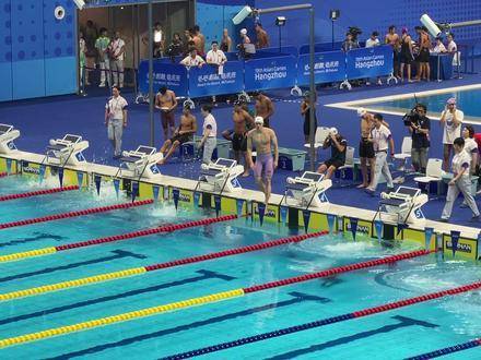 汪顺领跑4✖️100米混合接力，刷新亚洲纪录