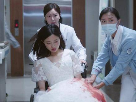 女孩执着守候爱人苏醒，却在他闭眼离去时沉睡未觉……心碎难抑