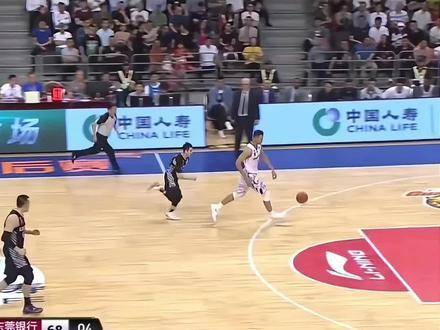 他堪称中国男篮的领军人物易建联，身体素质堪称黄种人中的巅峰水准