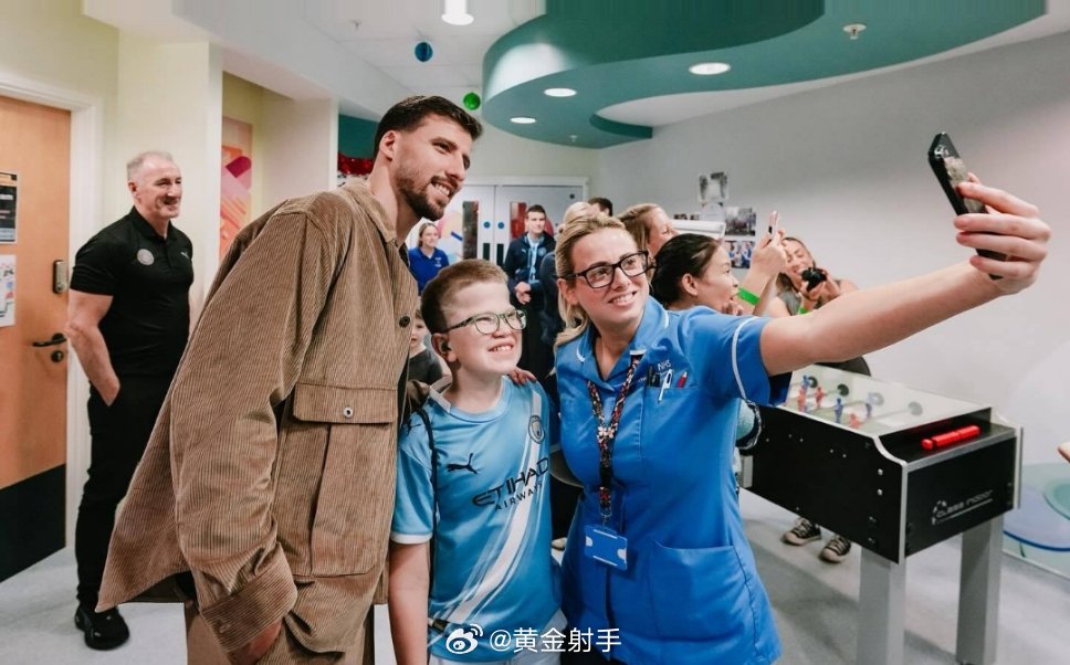 迪亚斯强调曼城必须追赶阿森纳，队长身份如何影响争冠心态与社区责任？