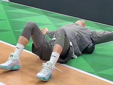 场上激烈对决，场下情谊依旧，郭艾伦这内心戏真足啊