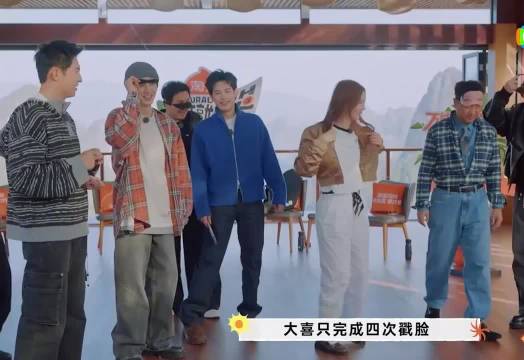 出发团成员频cue陈伟霆，黄Sir安宇腾哥互动引回忆