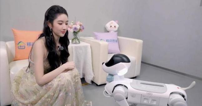 中国移动灵犀机器狗刷屏星光大赏，亲情网获艺人称赞