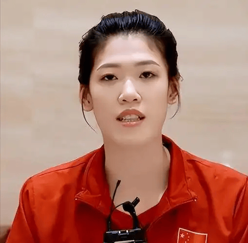 正式退出，李盈莹发声，深夜回国，原因曝光，满脸倦容，家人陪伴