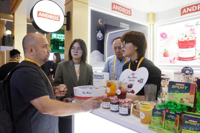 2024年11月6日，上海，观众在进博会国家综合展区法国馆选购水果制品。 中新社记者 殷立勤 摄