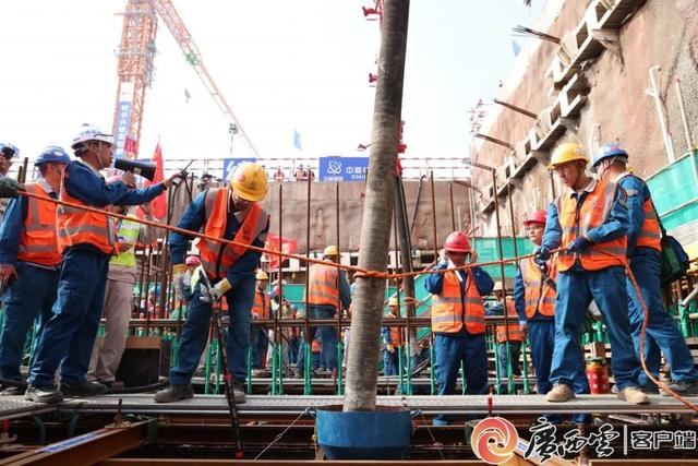 混凝土浇筑现场。欧阳远帆 韦程彬 摄