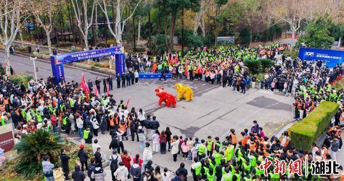 高校师生以奔跑致敬科学家精神