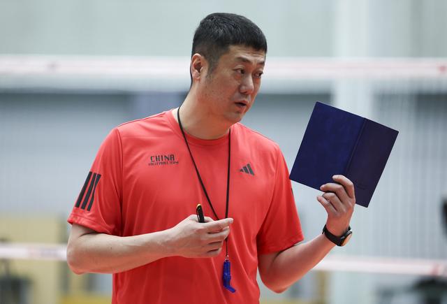 中国女排教练组海外取经背后：李盈莹“体检门”折射出的国内体能康复体系之困该如何破解？