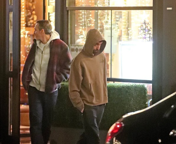 记者：曼联担心B费缺战曼市德比，他昨晚外出一瘸一拐地走路