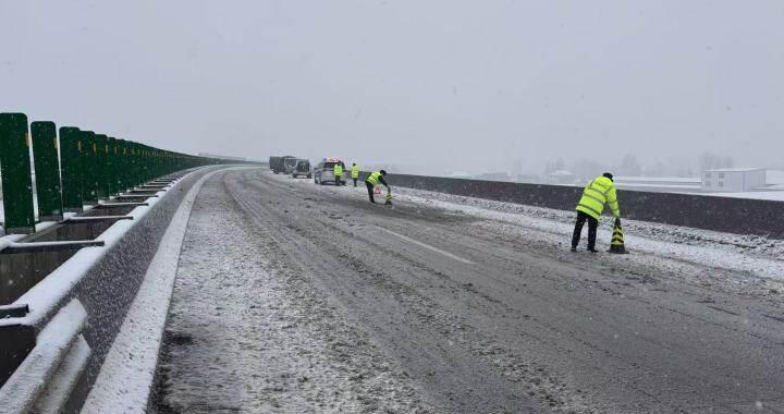 高速路上货车侧滑！快速反应处置得当
