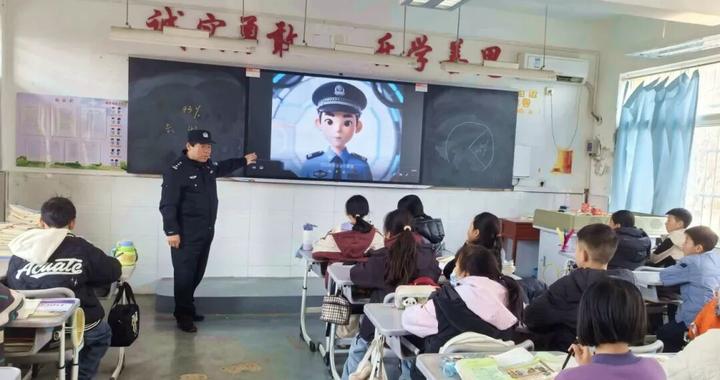 西安长安公安送法进校园 以新法宣讲护航青春成长