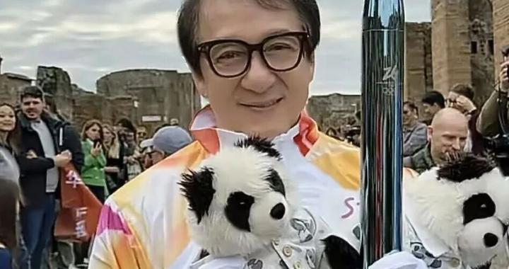 71岁成龙担任米兰冬奥会火炬手，手拿熊猫玩偶和火炬合影，称“我传递的不仅是火焰，更是和平与爱”