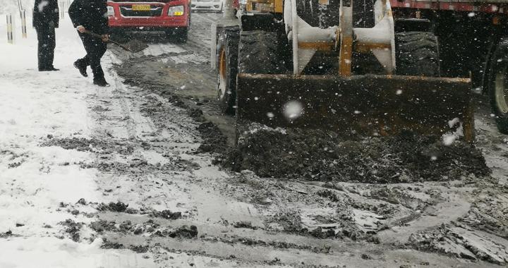 强降雪致多辆货车雪地被困！交通执法国省七大队紧急驰援保畅通