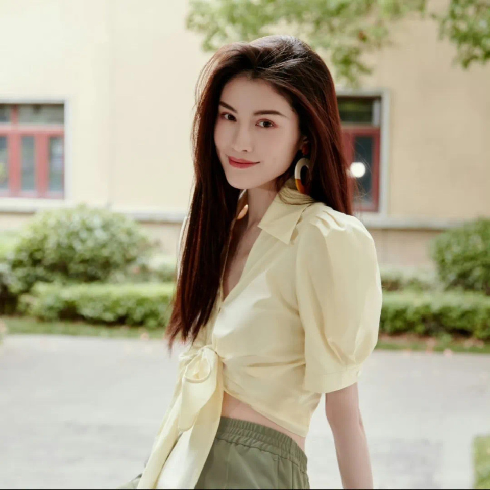 何穗与陈伟霆官宣生子后复出登《时尚芭莎》开年封 回应事业取舍与育儿焦虑