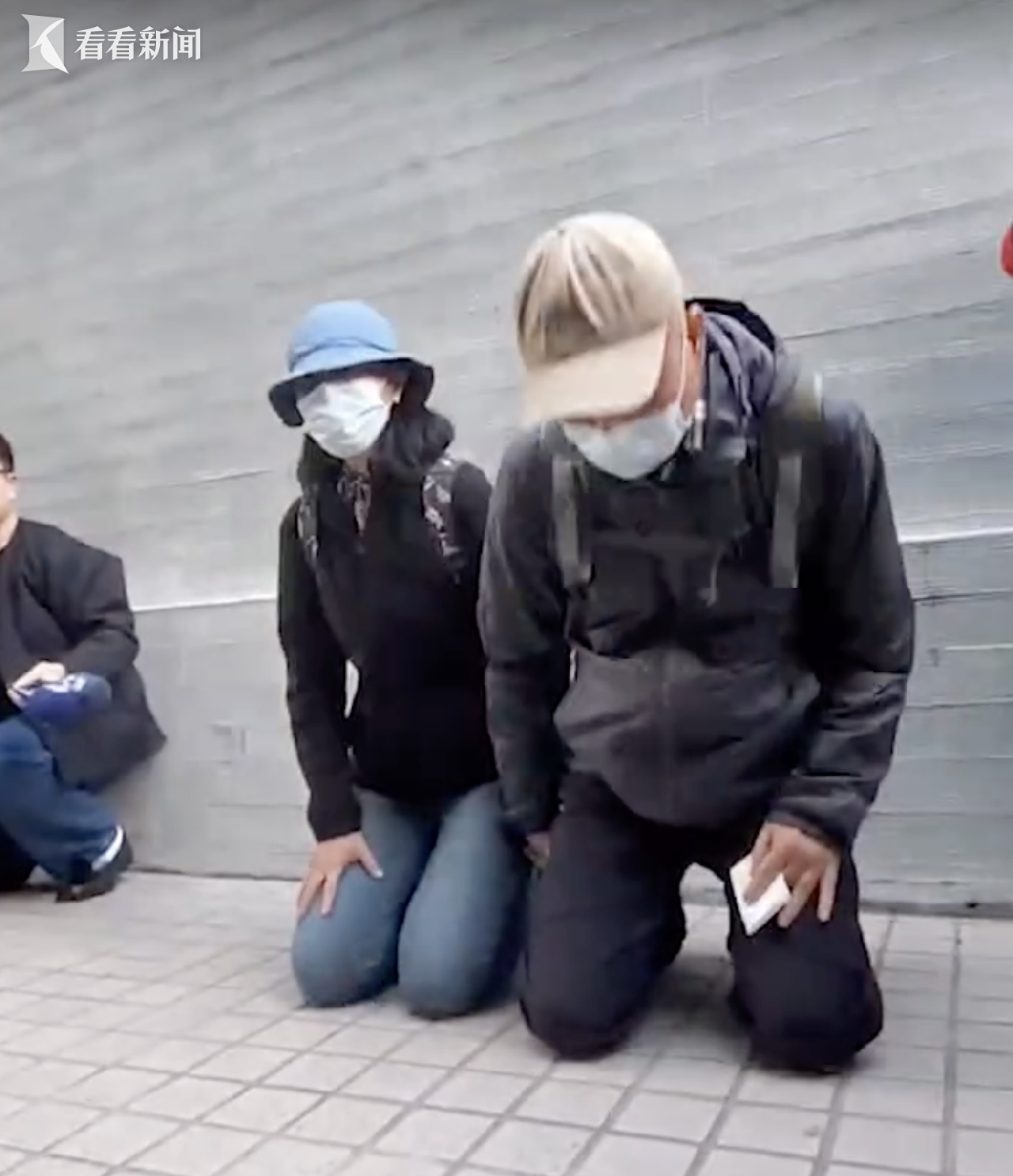 台北袭击案嫌犯父母下跪道歉：儿子犯了滔天大祸