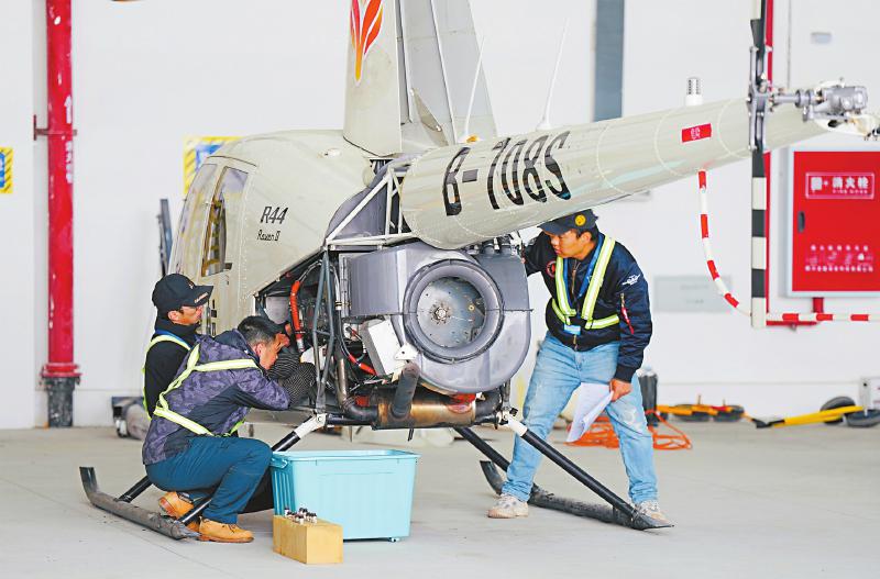 四川泛美通用航空集团有限公司的工作人员在调试设备。 郭超英 摄