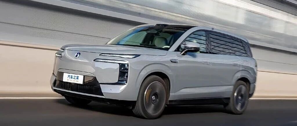 2.0T发动机+三电机+E-CVT，车重超2.9吨，百公里才6个多油！