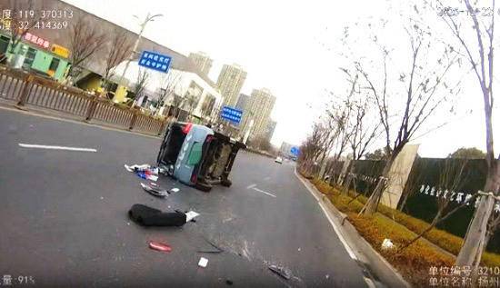失控轿车在三个车道内“漂移”后侧翻，众市民助力女司机脱困