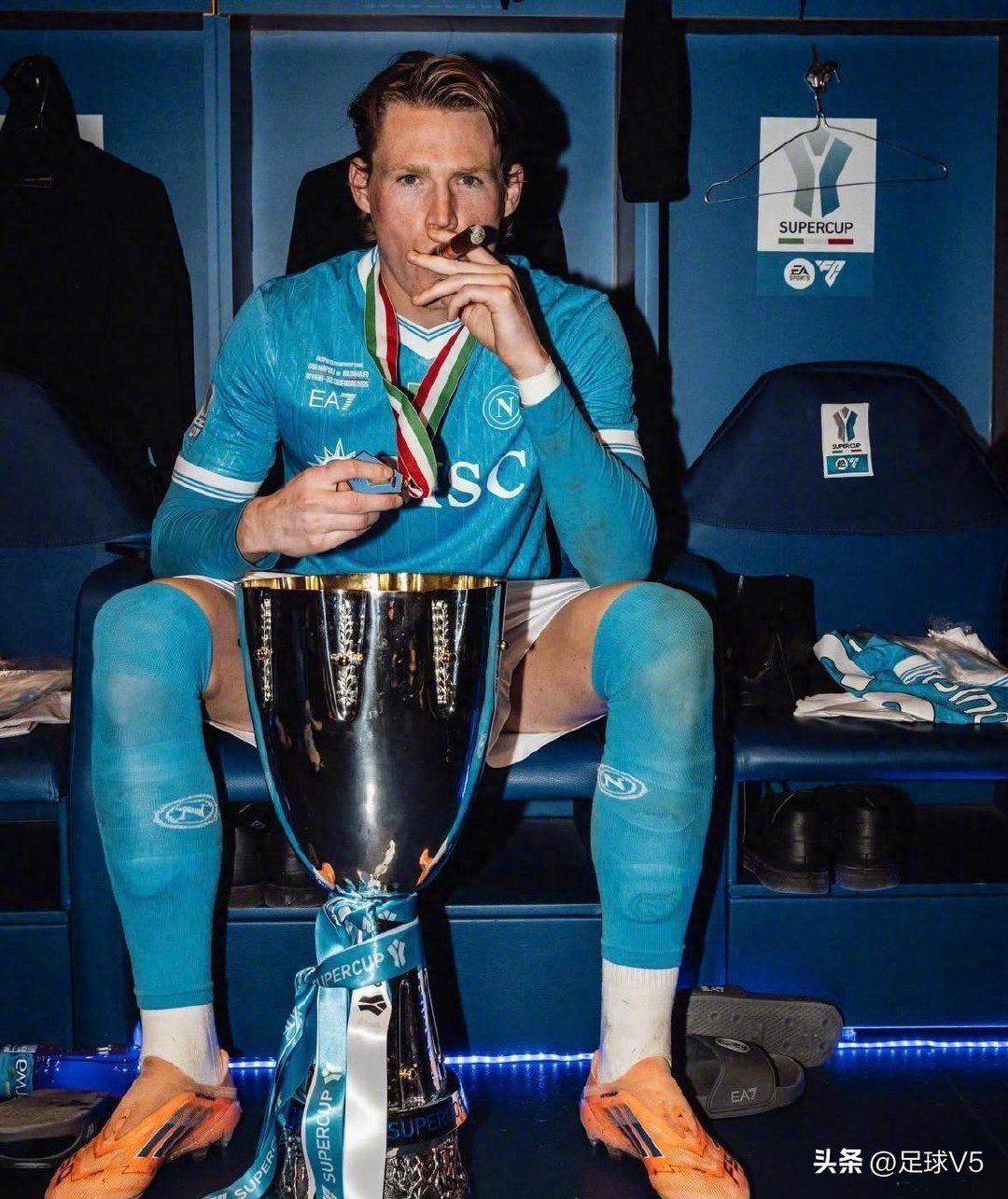 雪茄庆祝！麦克托米奈一年半夺两冠，那不勒斯意超杯完胜博洛尼亚