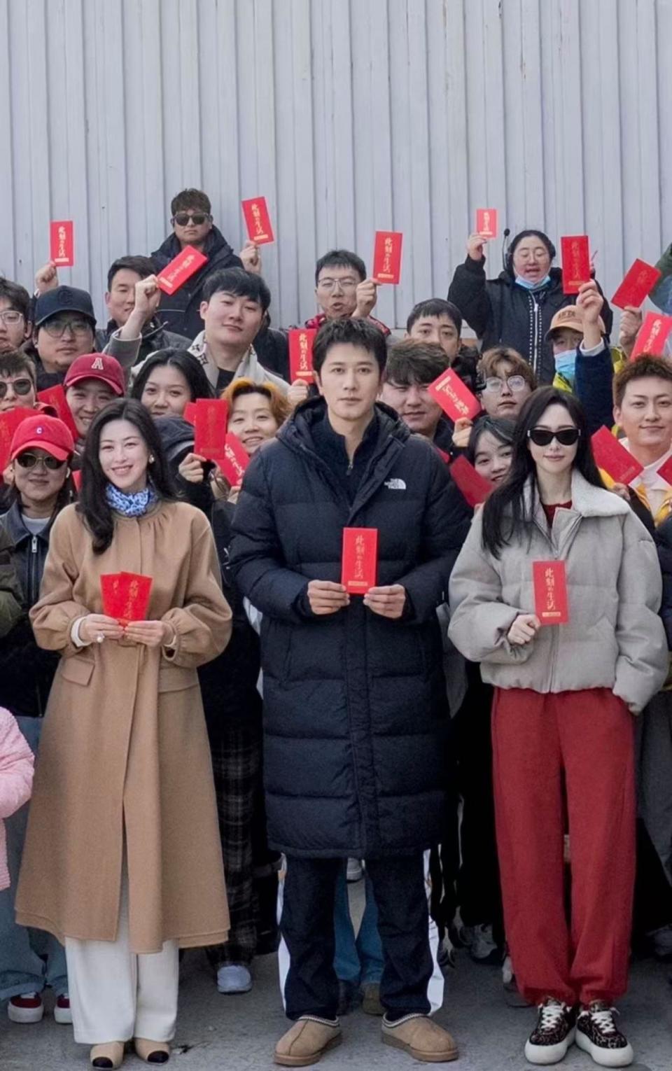 罗晋父亲离世才1个月，唐嫣穿红毛衣亮相开机，黑粉又开始找茬了