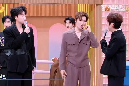 侯明昊好六强势牵手谭松韵