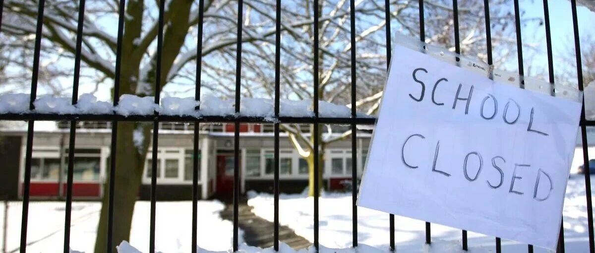 2025年的英国，买不到几十年前发明的药膏，被一种中世纪的寄生虫逼得关停学校？