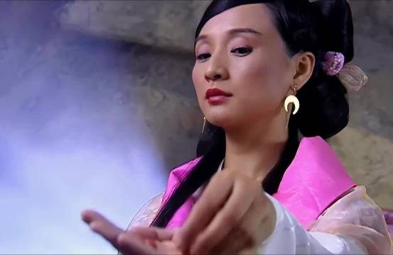 女人为了不让心爱之人被抢走，竟在侍女的手臂上种上守宫砂