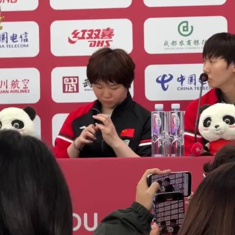 林诗栋发言逗笑队友，孙颖莎王楚钦现场互动