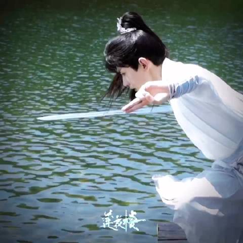 李相夷湖畔舞剑展江湖意气，成毅新剧《莲花楼》引期待