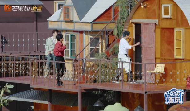 苏醒新家变春晚现场，熟人局接梗不断笑料频出