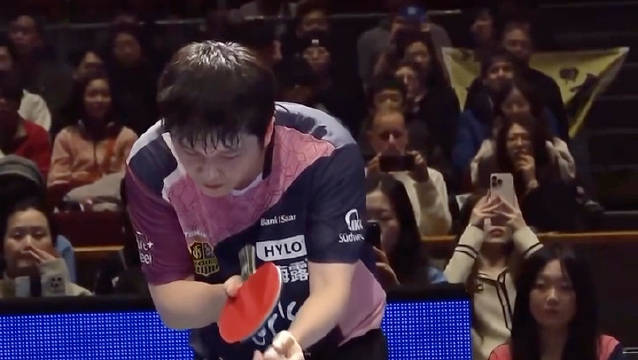 翻译成中文就是：他坐我后面敲鼓，敲的我心直突突