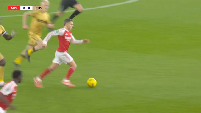 阿森纳这次转换是真美，8脚训练有素的小组传递，成功化险为夷