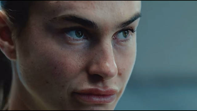 萨巴伦卡击球力量惊人，现场车辆被砸受损