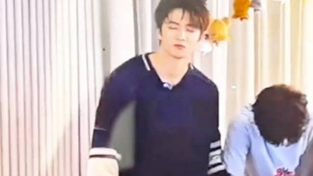 刘耀文牵到宋亚轩的手爽成这样