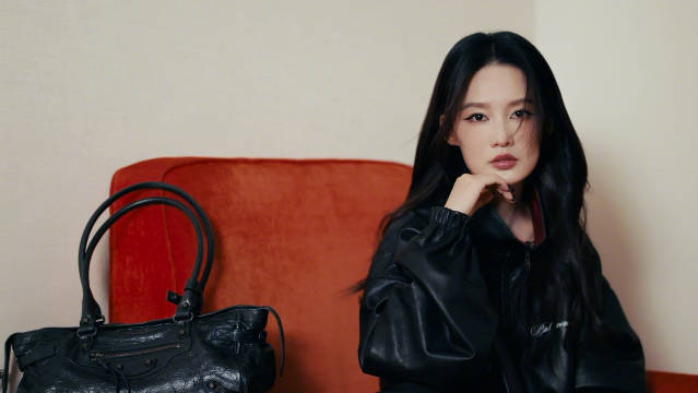 李沁登红秀闭年刊封面谈情感历程