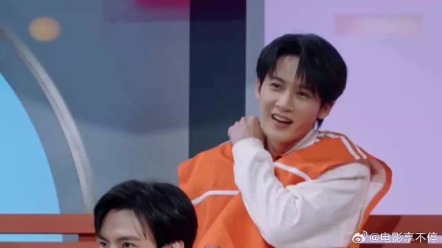 老秦把游戏玩明白了！直接熊抱陈星旭，笑死个人