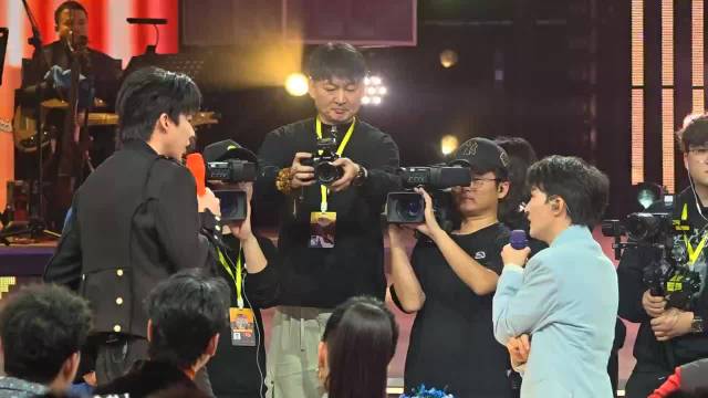 周深刘宇宁北京卫视跨年合唱大鱼，周深调侃刘宇宁身高