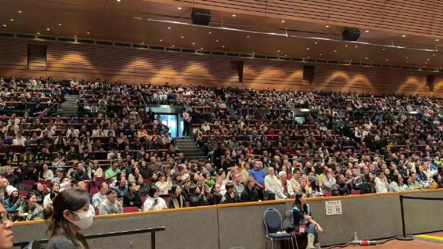 德甲圣诞大战打响，现场座无虚席，球迷热情高涨，期待樊振东比赛带来别样精彩