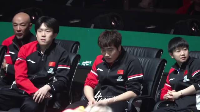 梦回港澳行的鼓掌，头哥那眼神总是忍不住往旁边偷瞄几眼