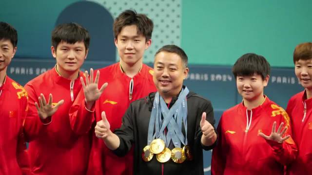 王头八年下意识盯盯妹妹笑，果梁挂仪式引关注