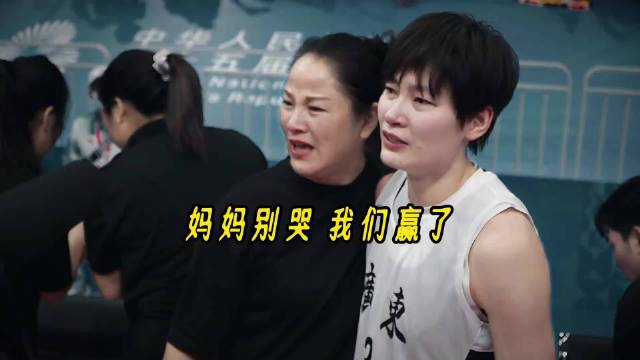 女篮队员杨力维平安夜与队友分享苹果畅聊赛场