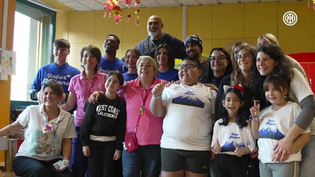 国际米兰圣诞探访儿科病房延续公益传统