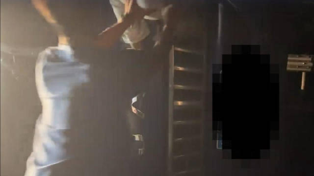 凌晨高速上运苹果货车侧翻 四名18岁小伙勇救两名被困者