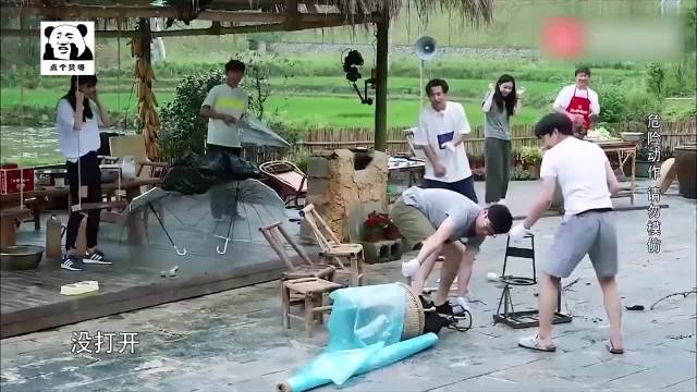 明星高能社死名场面：林允儿狂饮酱油，魏大勋专注观察牙齿细节！