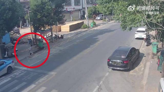 小孩“飞奔式”横穿马路被撞飞 隔着屏幕都痛！