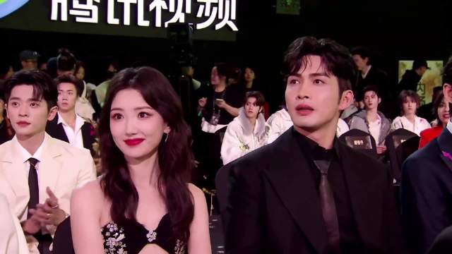 甜度拉满！张彬彬牵手毛晓彤登台领奖，男友力爆棚！丨星光大赏
