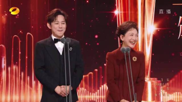 何炅海霞同台，他俩年纪差不多大，好像都 50 多岁了！