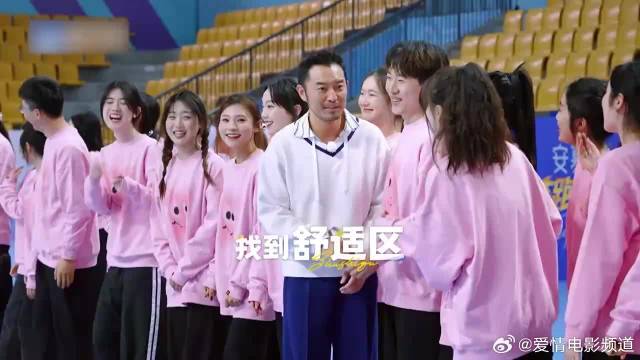 范丞丞玩游戏拼命，不顾安全与体育生抢旗子，遭导演做局